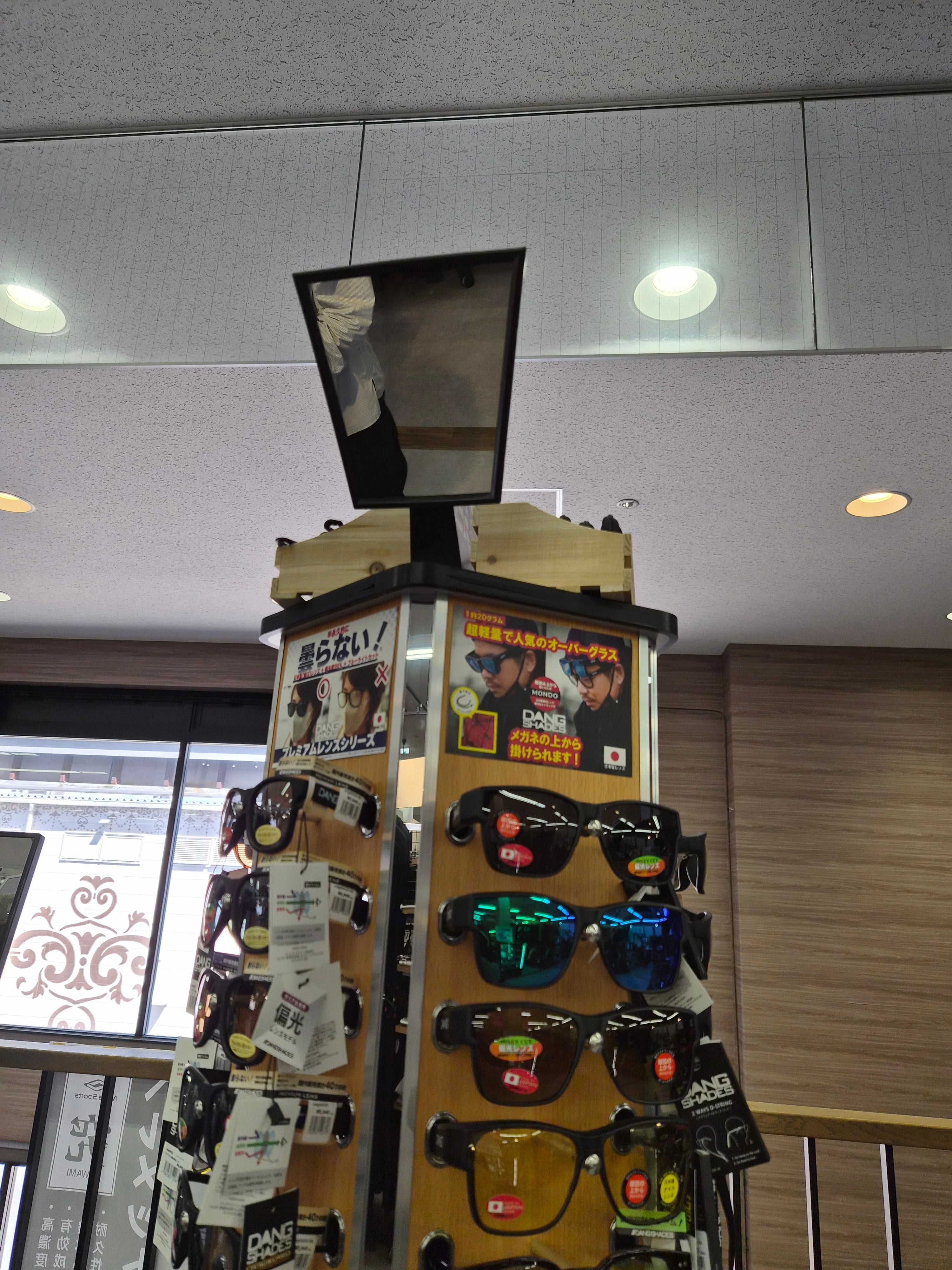 ナップス名古屋南店にDANG SHADESの大型商品ディスプレイが登場！
